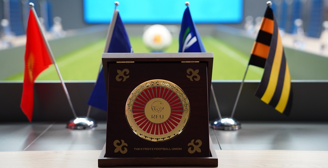 2026-жылдагы Дүйнө чемпионатын көрсөтүүдөн жаңы долбоорлорго чейин: Beeline жана КФБ футболду өнүктүрүүнү талкуулашты